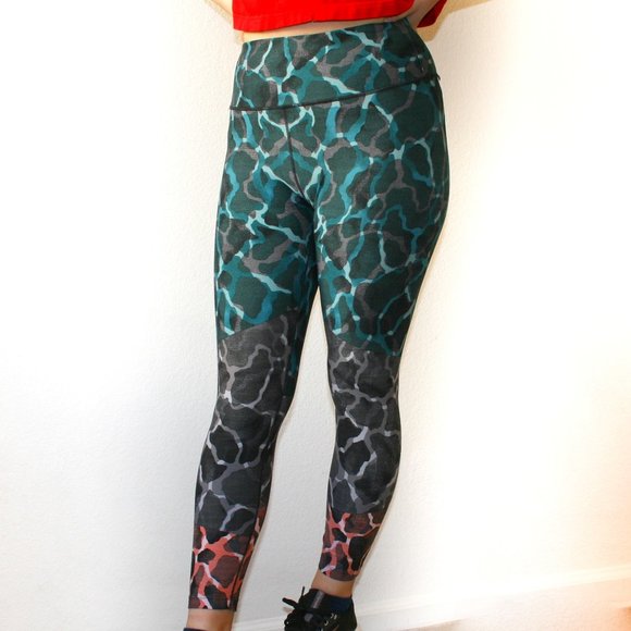 Calving Klein Performance Athletic Printed Leggings Wild Ombre - Size M - Picture 2 of 2